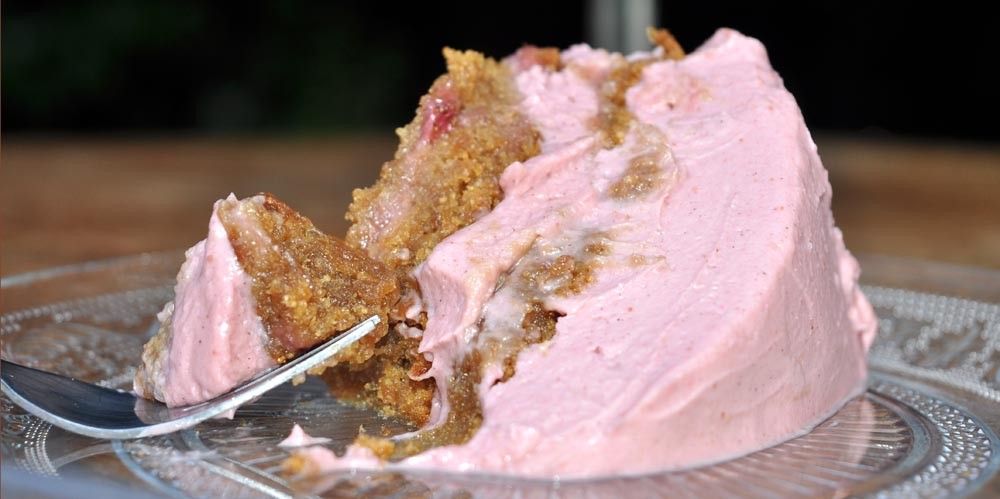 Summer-Strawberry-Cake-with-Strawberry-Buttercream-Frostin_20170702-002548_1