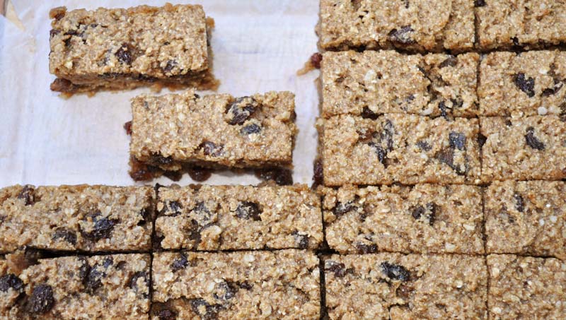 Banana-and-Raisin-Flapjacks-0002