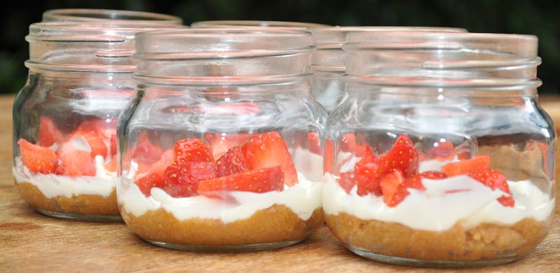 strawberry-cheesecake-in-a-jar-0003
