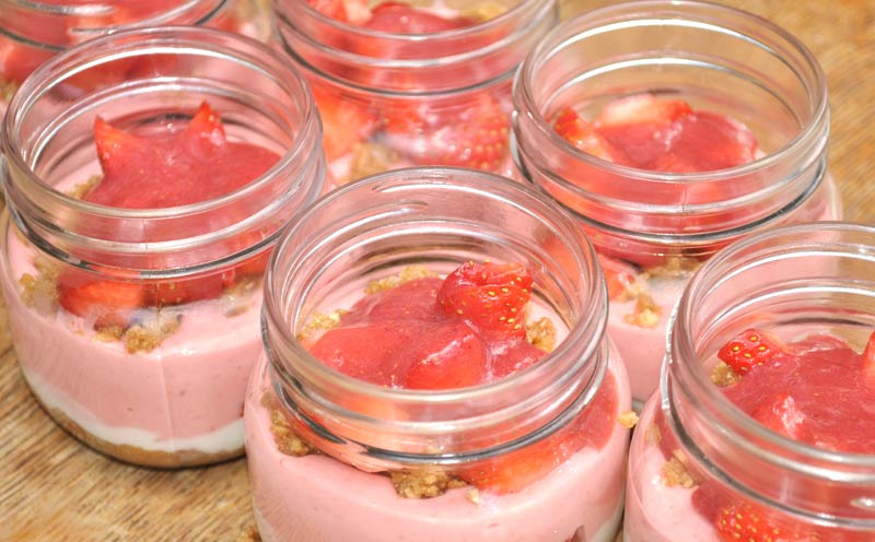 strawberry-cheesecake-in-a-jar-0007