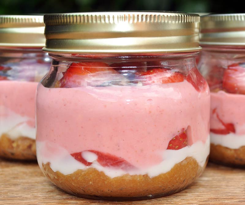 strawberry-cheesecake-in-a-jar-0008
