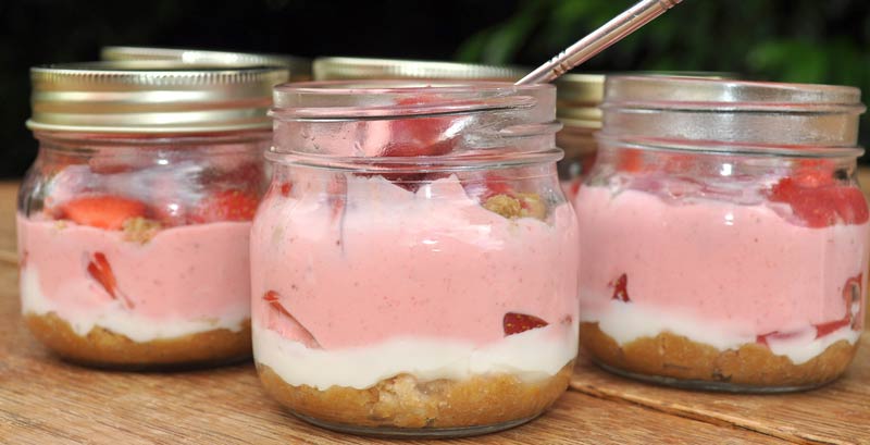 strawberry-cheesecake-in-a-jar-0009